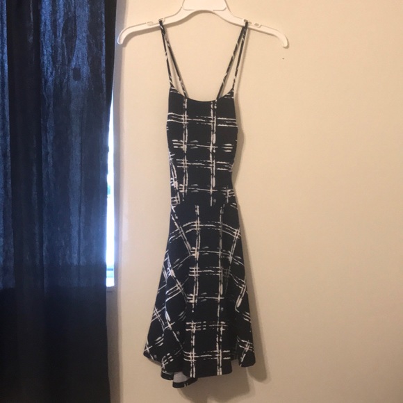 small cross-stitched dress with drop back - Picture 4 of 4